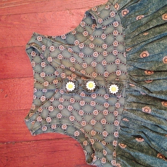 Daisy Print Green Sleeveless Sundress - Picture 2 of 9